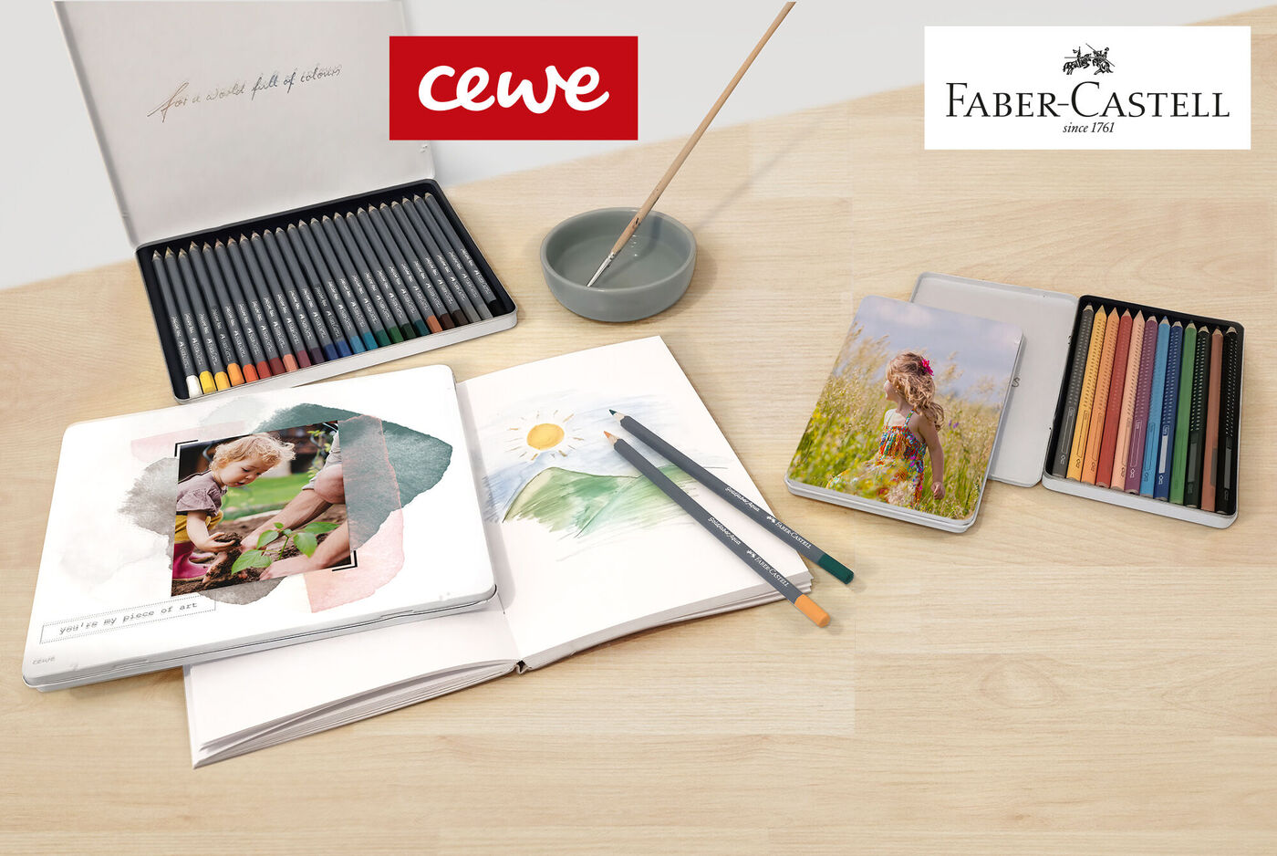 Deux carnets de croquis créatifs, des crayons de couleur et un verre d'eau, joliment arrangés sur une table.