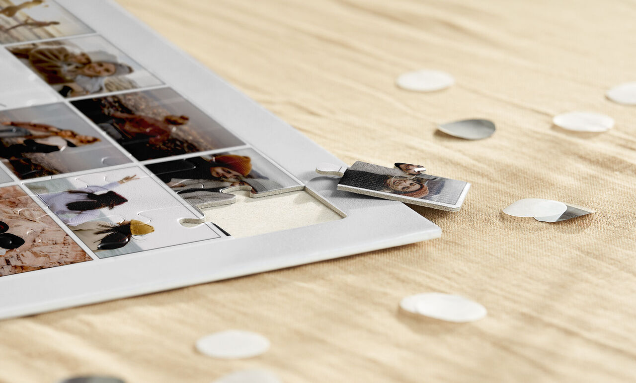 Puzzle photo en mosaïque familiale en cours d’assemblage sur une table