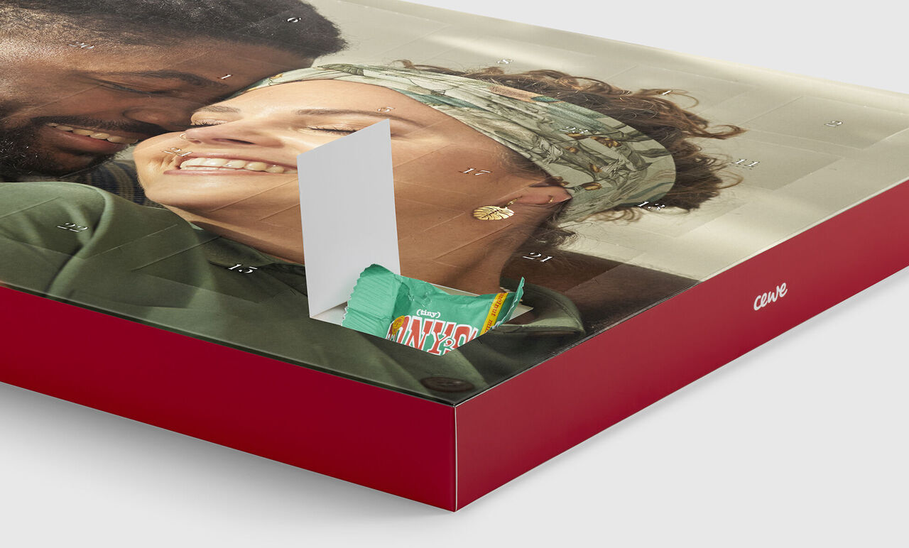 Jeu de puzzle avec un couple heureux riant ensemble
