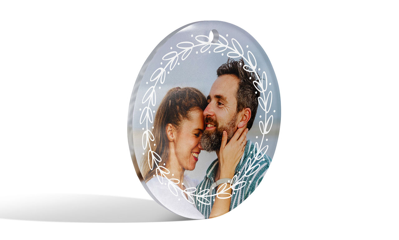 Table ronde avec une décoration murale personnalisée florale.