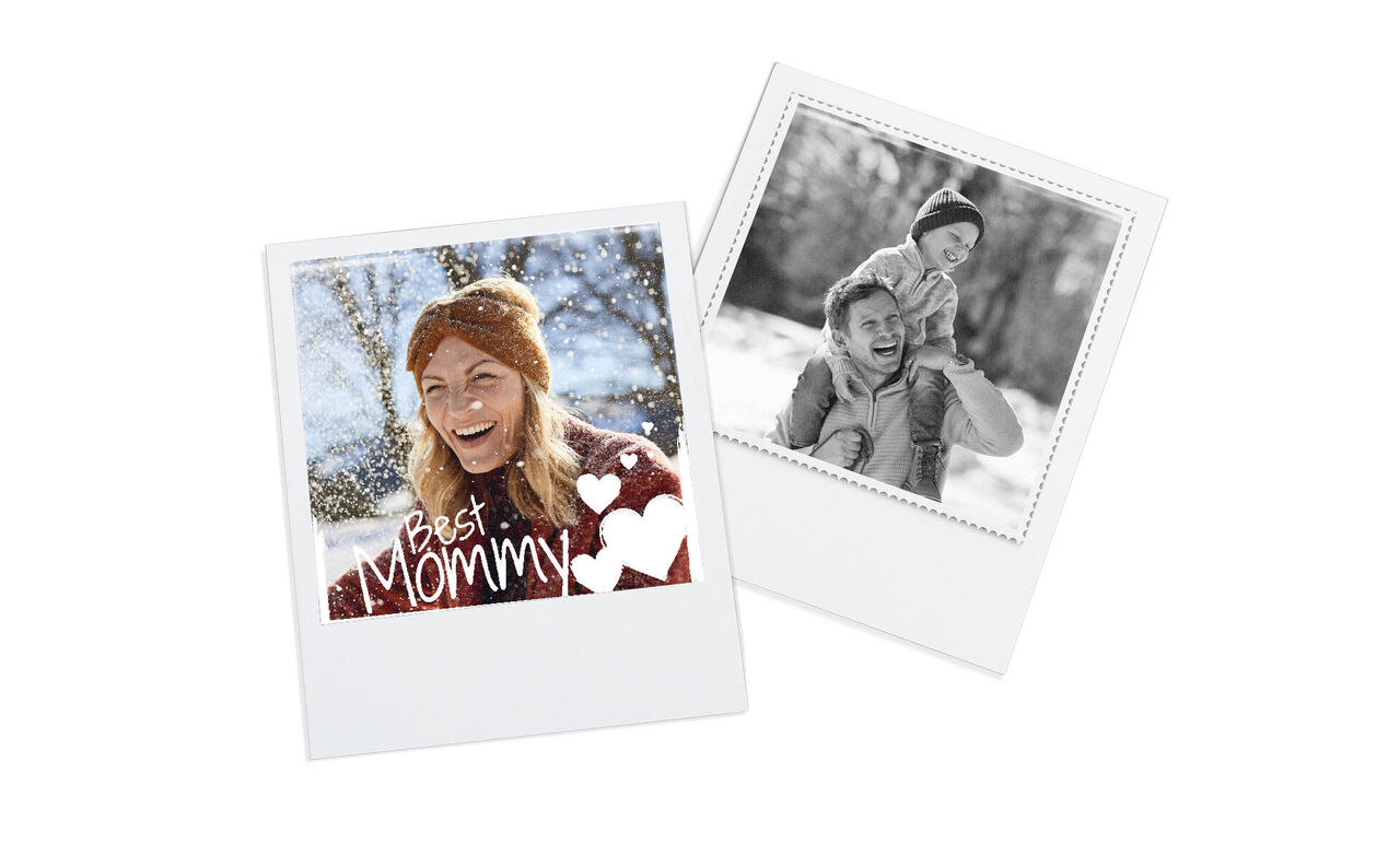 L'image montre deux photos Polaroid : l'une d'une personne souriante dans la neige avec le texte 'Meilleure Maman' et l'autre une photo noir et blanc d'un enfant sur une luge. Les deux images dégagent joie et moments spéciaux.