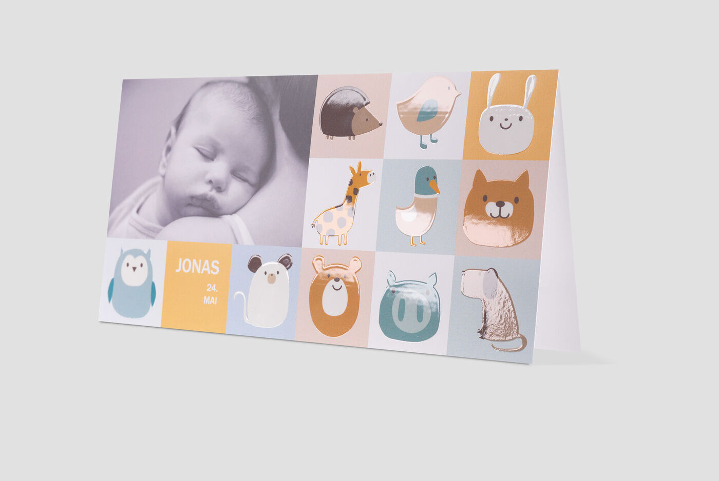 Carte de vœux créative avec des motifs d'animaux mignons et de la place pour un nom.