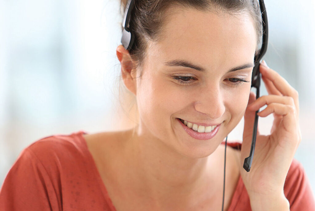 Femme du support client au téléphone.
