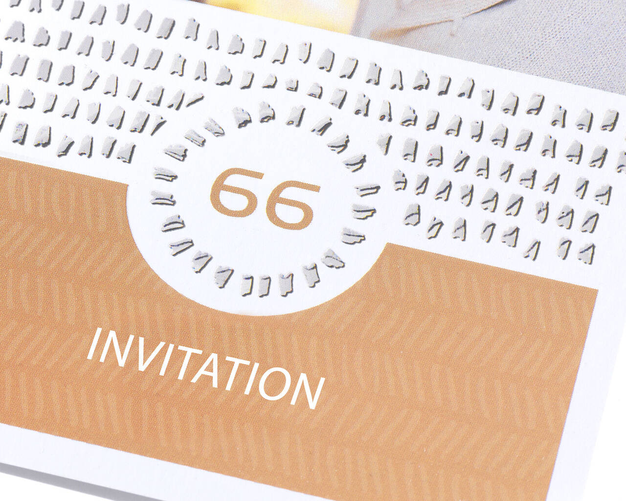 Un design accueillant pour une invitation avec le chiffre 66 au centre