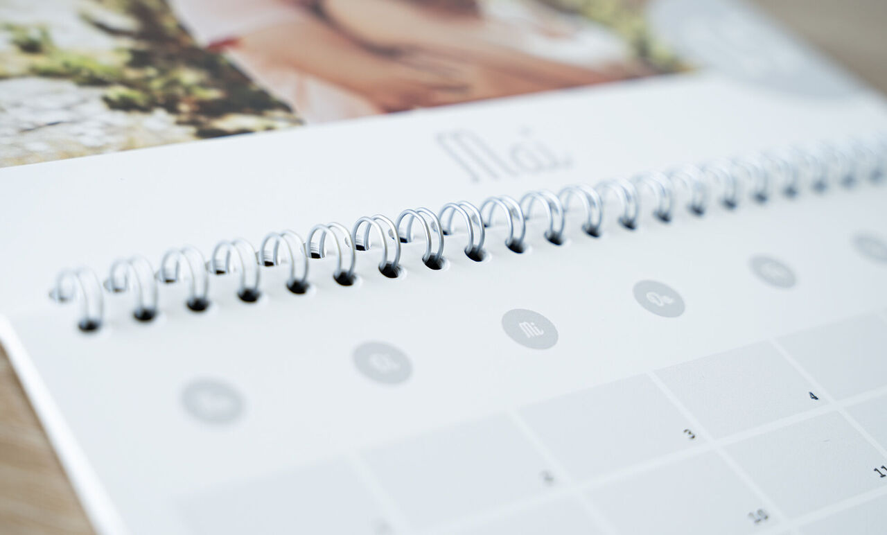 Vue détaillée d'un calendrier photo CEWE avec reliure en fil et mois de mai