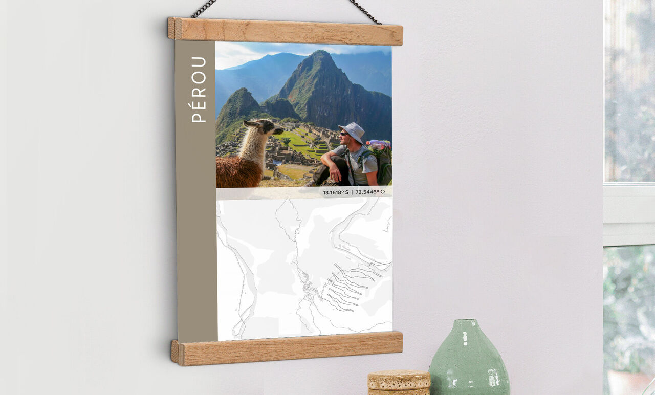 Une personne est assise devant la ruine de Machu Picchu au Pérou, interagissant avec un lama. L'image montre le paysage impressionnant avec des formations montagneuses.
