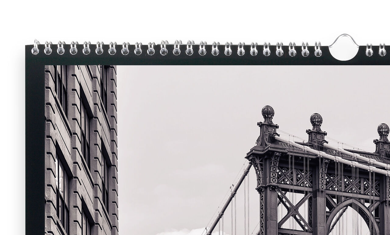 Un calendrier photo CEWE présente une photo noir et blanc du pont de Brooklyn.