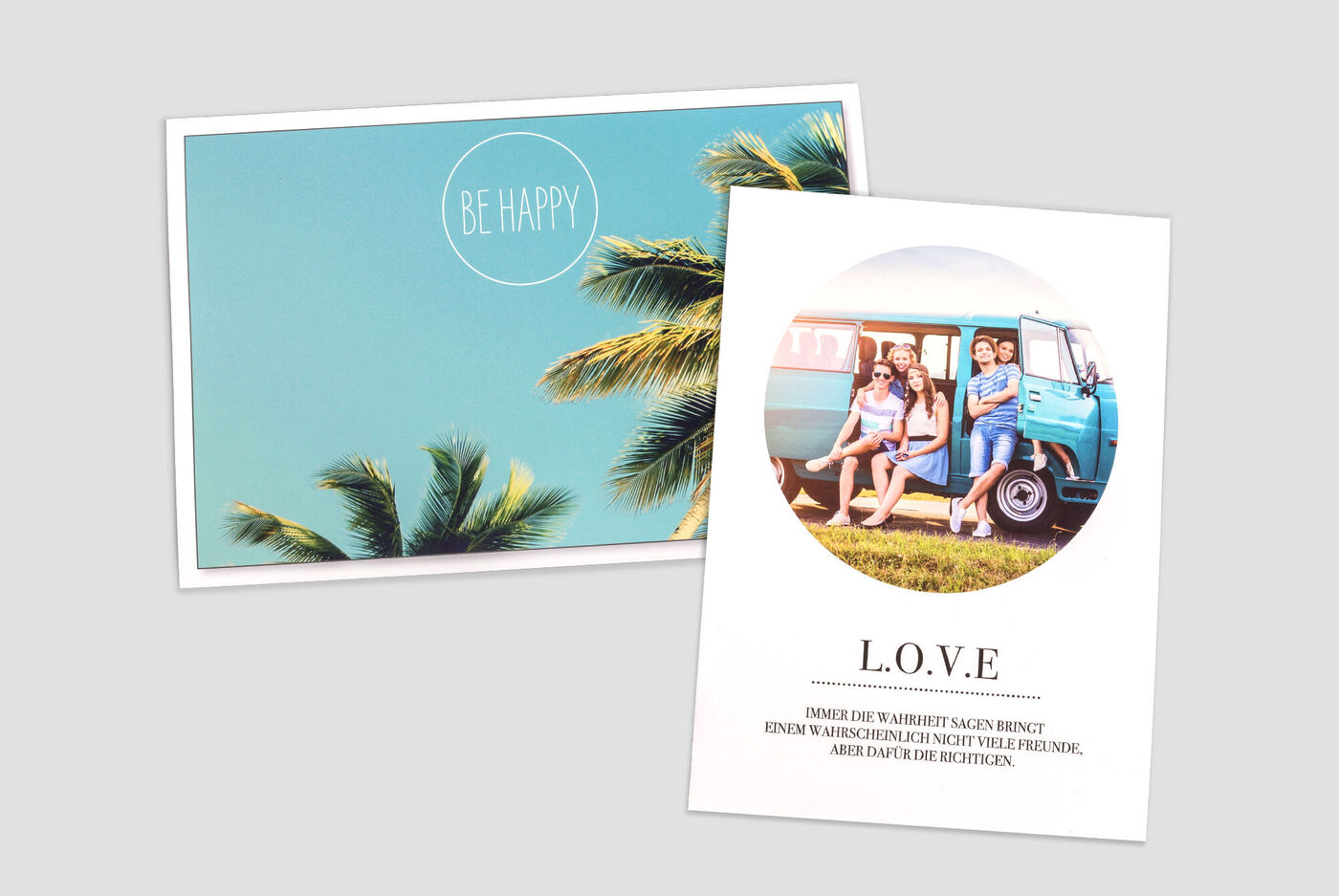 Carte postale avec des palmiers et le texte 'BE HAPPY' avec des amis devant un van bleu