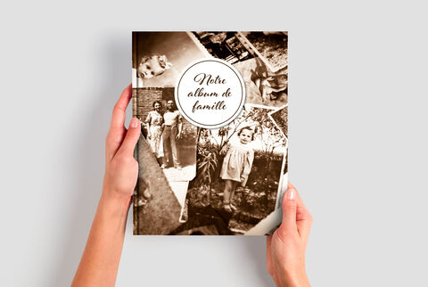 Des mains tiennent un album familial avec des photos anciennes