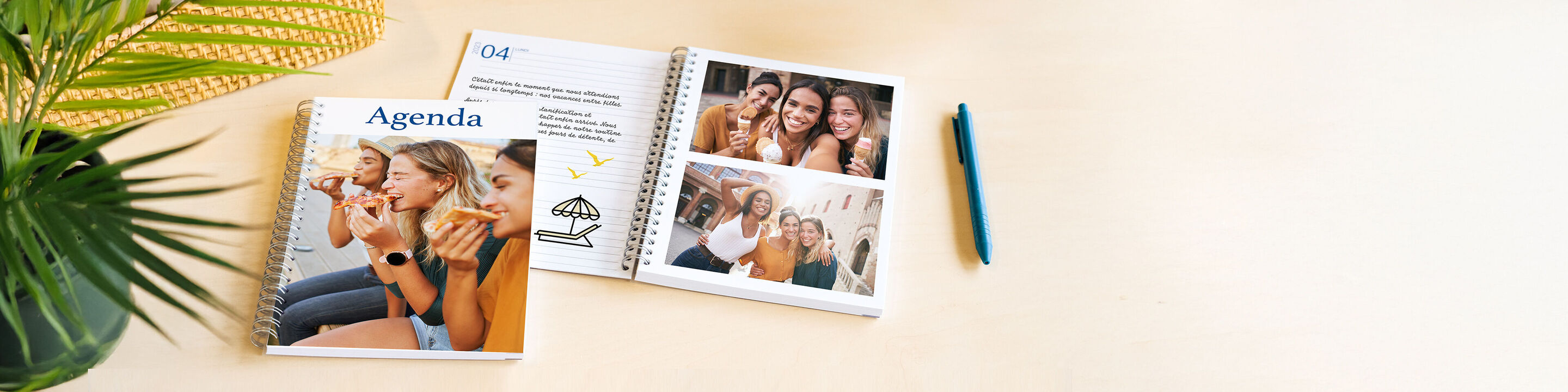 Livre photo ouvert avec des souvenirs et un calendrier sur une table lumineuse.