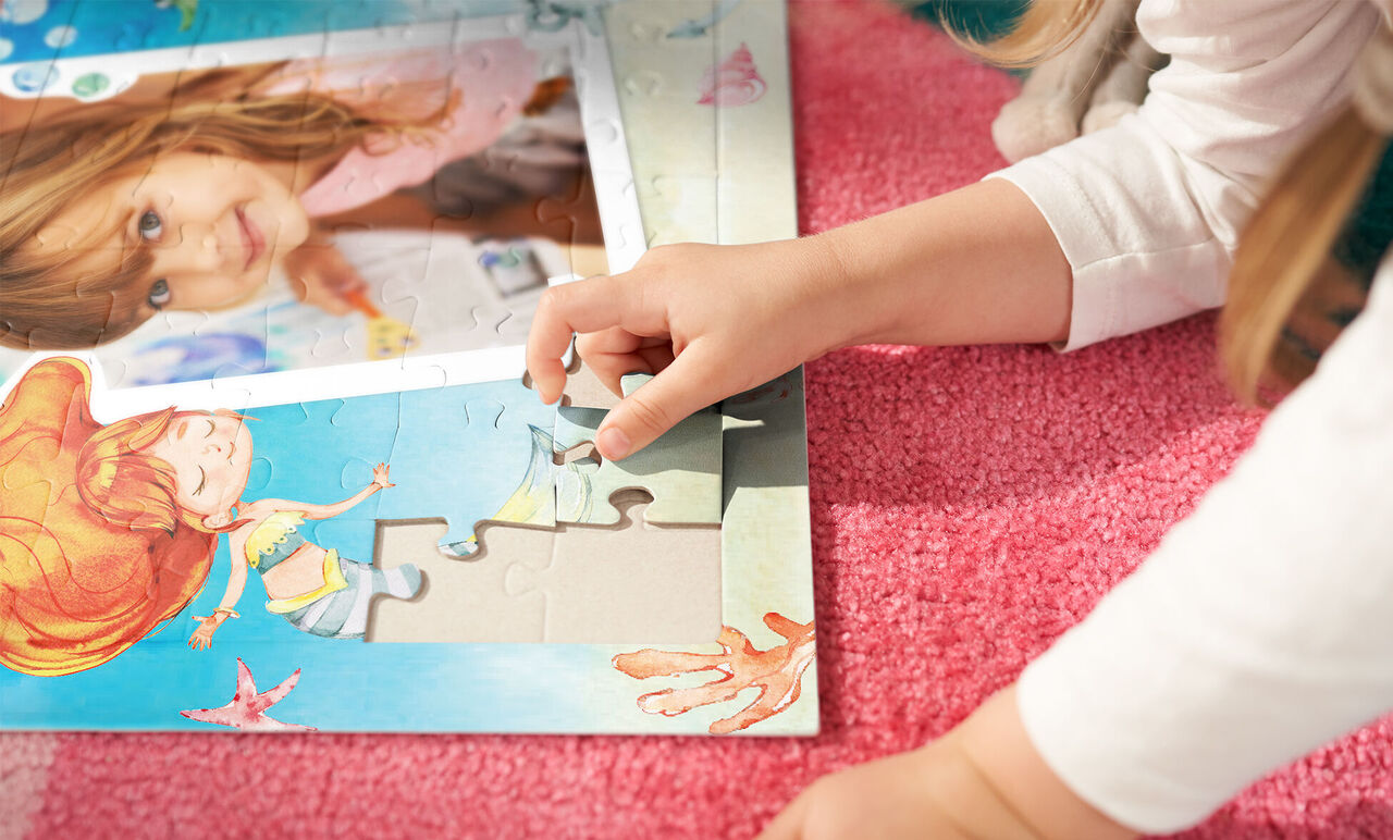 Main plaçant une pièce sur un puzzle avec portrait et sirènes