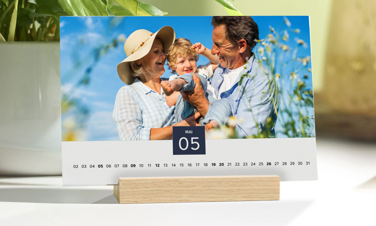 Un beau calendrier photo avec une arrivée chaleureuse de la famille en plein air.