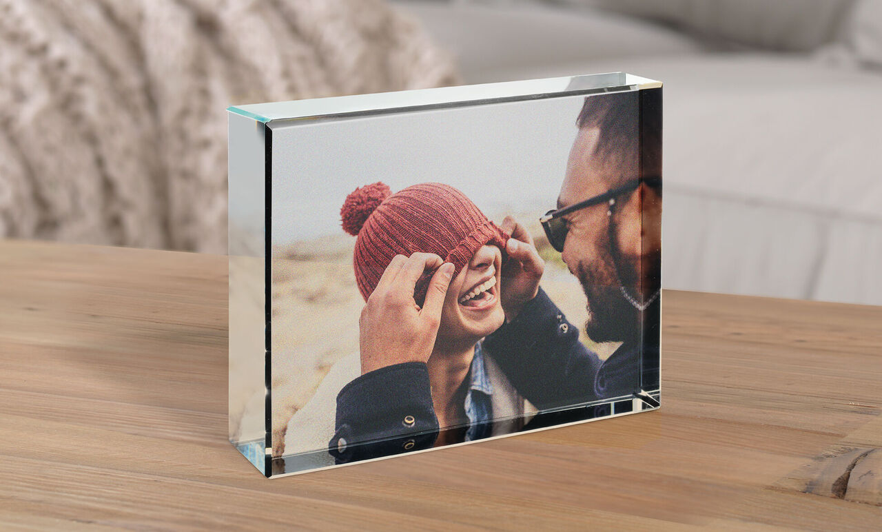 Un couple profite de moments heureux à la plage avec un cadeau photo plein d'amour