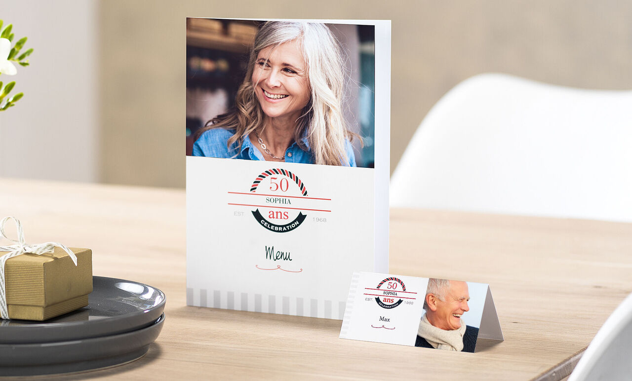 Personne célébrant son 50e anniversaire avec une carte festive et un cadeau, joliment décorée pour célébrer des souvenirs spéciaux.