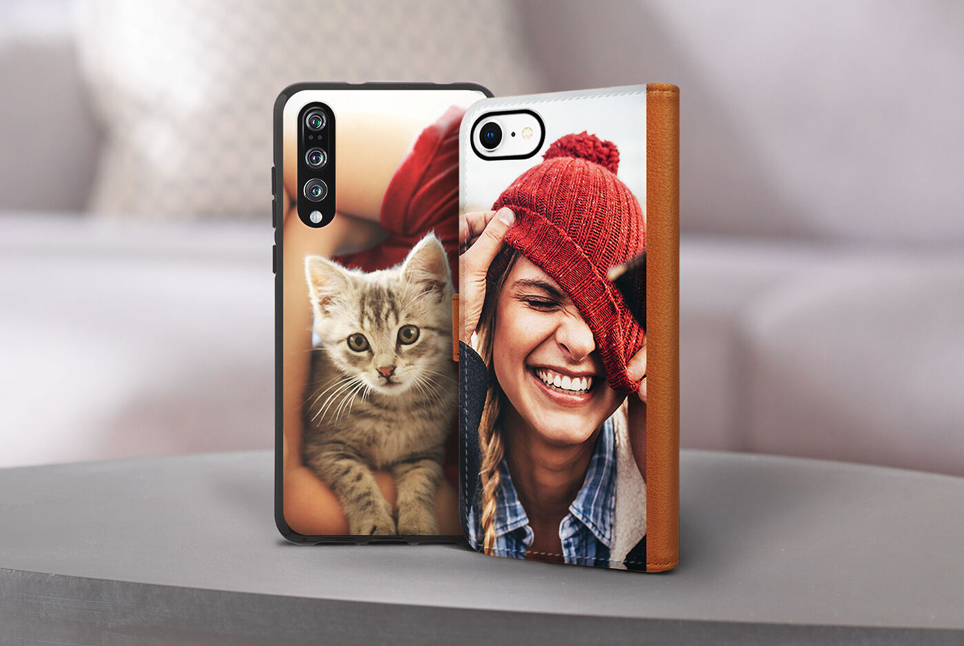 Les coques de téléphone montrent des images de chats mignons et des photos personnelles.