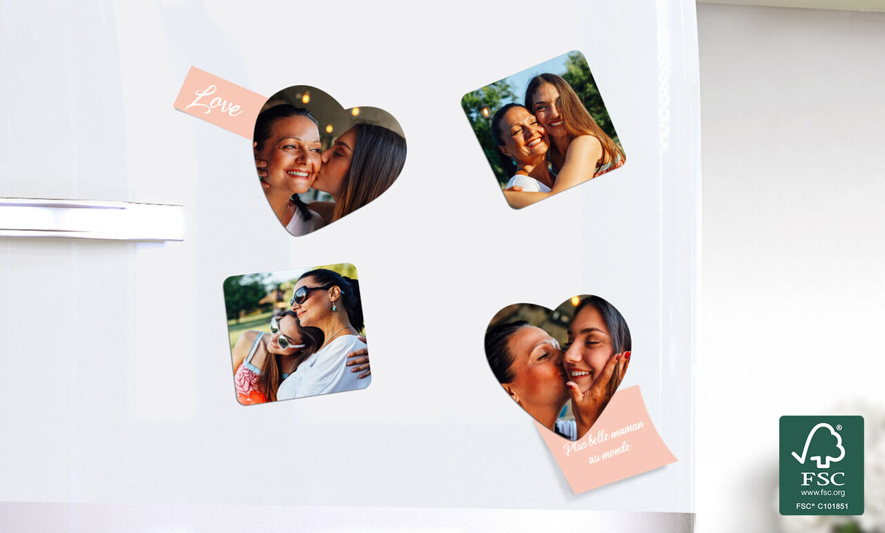 Jeunes femmes s'embrassant joyeusement sur des photos en forme de cœur sur le réfrigérateur.