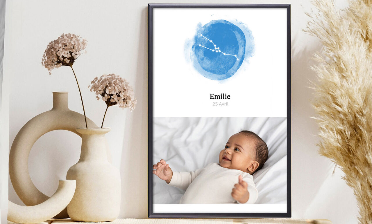 Une image murale tendre avec le nom Emilie et une lune aquarelle bleue. Vase stylé avec fleurs séchées en arrière-plan.