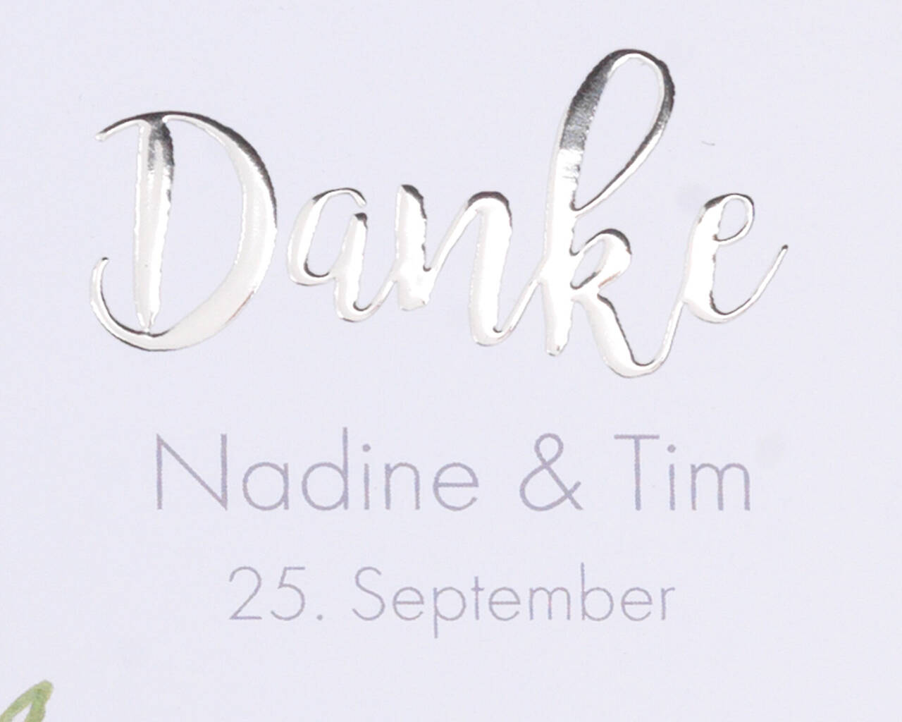 Élégante carte de remerciement de Nadine et Tim pour le mariage, avec une écriture sophistiquée montrant "Merci" en impression argentée