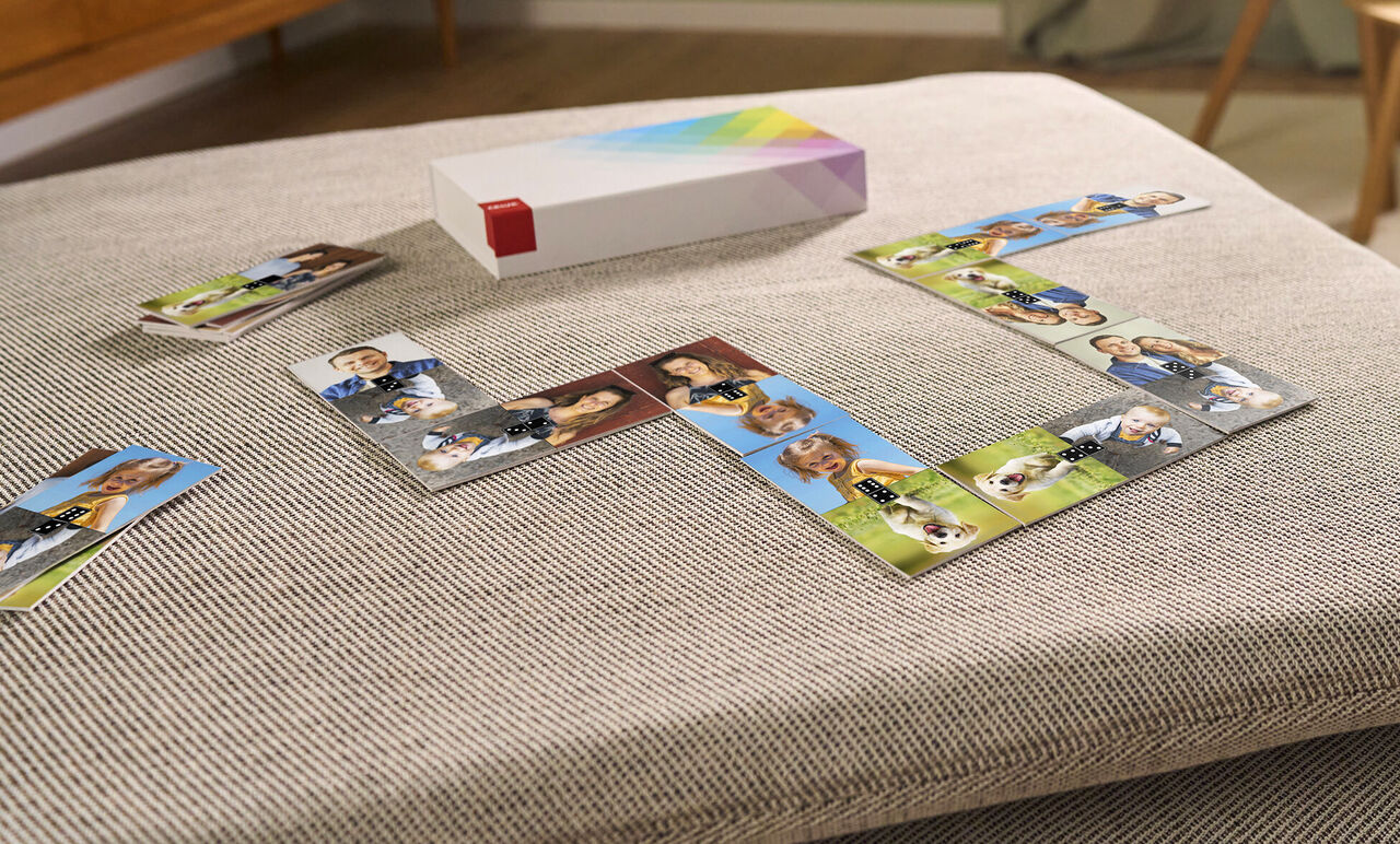 Jeu de dominos personnalisés posé sur une table