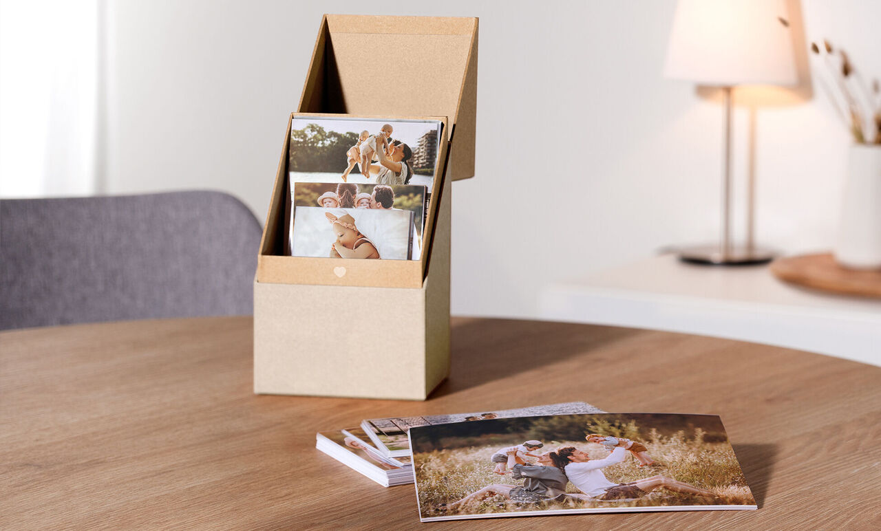 Une boîte soigneusement conçue avec des images personnelles sur une table en bois.