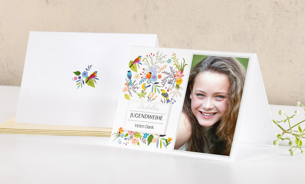 Une invitation créative pour la cérémonie de jeunesse avec des fleurs colorées et un espace pour photo