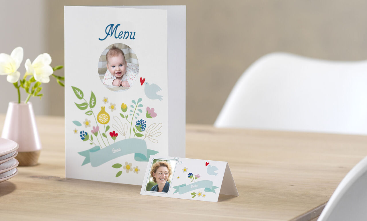 Un menu joliment conçu avec des fleurs. Il montre un espace pour une photo et a un design chaleureux.