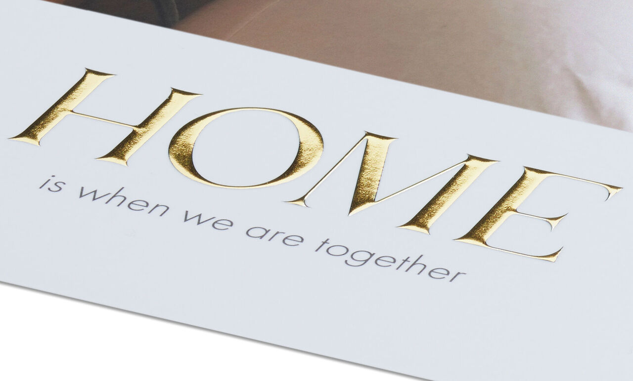 Décoration murale avec le texte 'HOME c'est quand nous sommes ensemble' en or et gris.