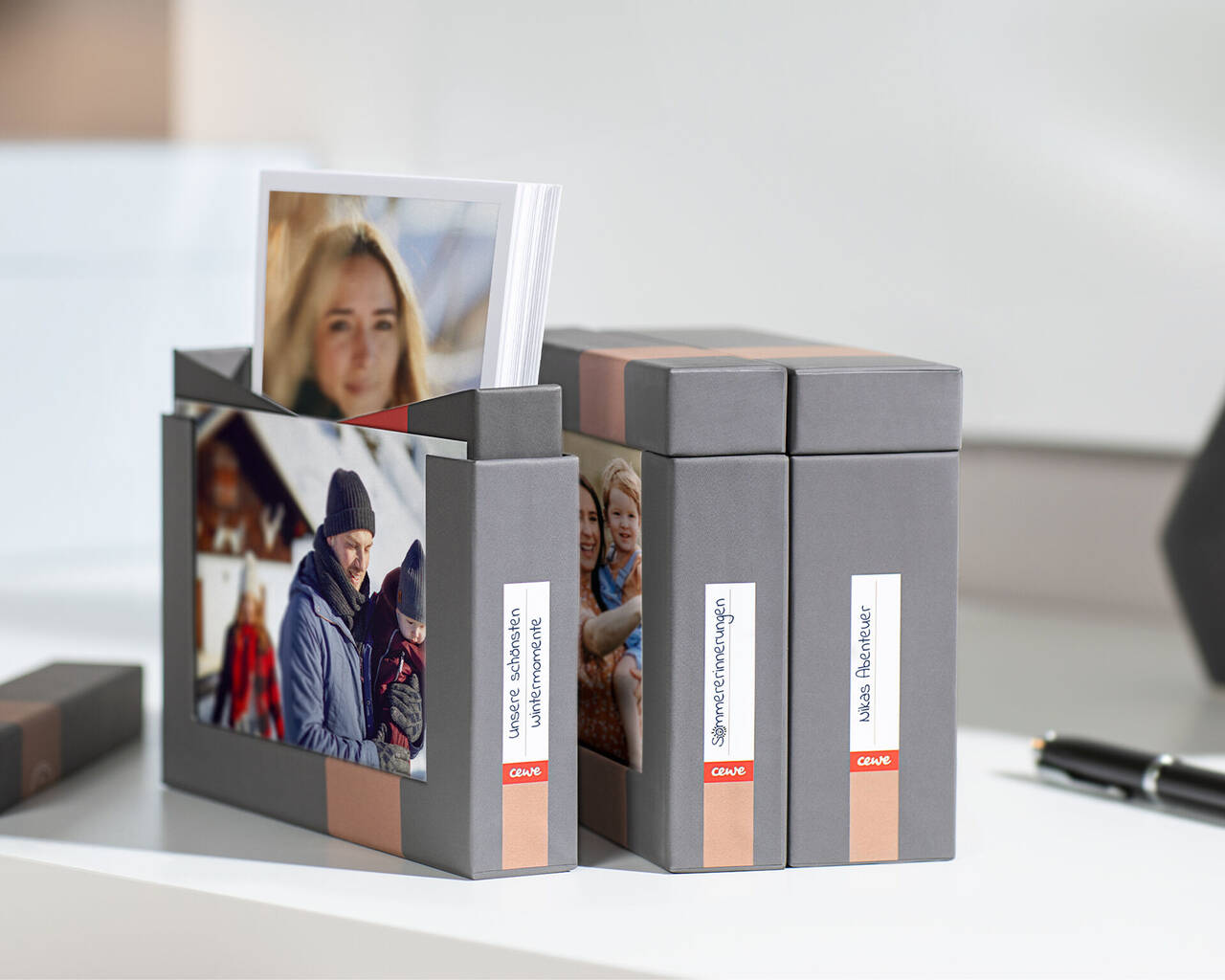Ensemble élégant avec livres photo CEWE dans une boîte décorative