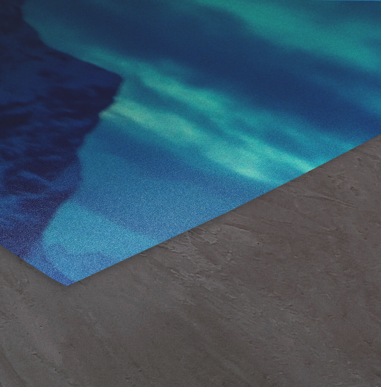 Une toile colorée montre la belle texture d'un fond marin bleu sur un fond sombre et élégant.
