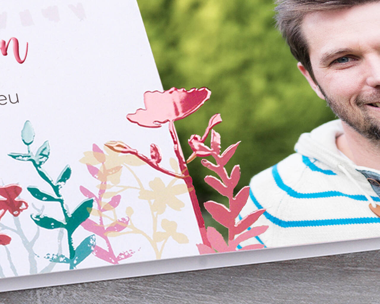 Une belle carte de vœux avec des motifs floraux colorés et un message personnel.