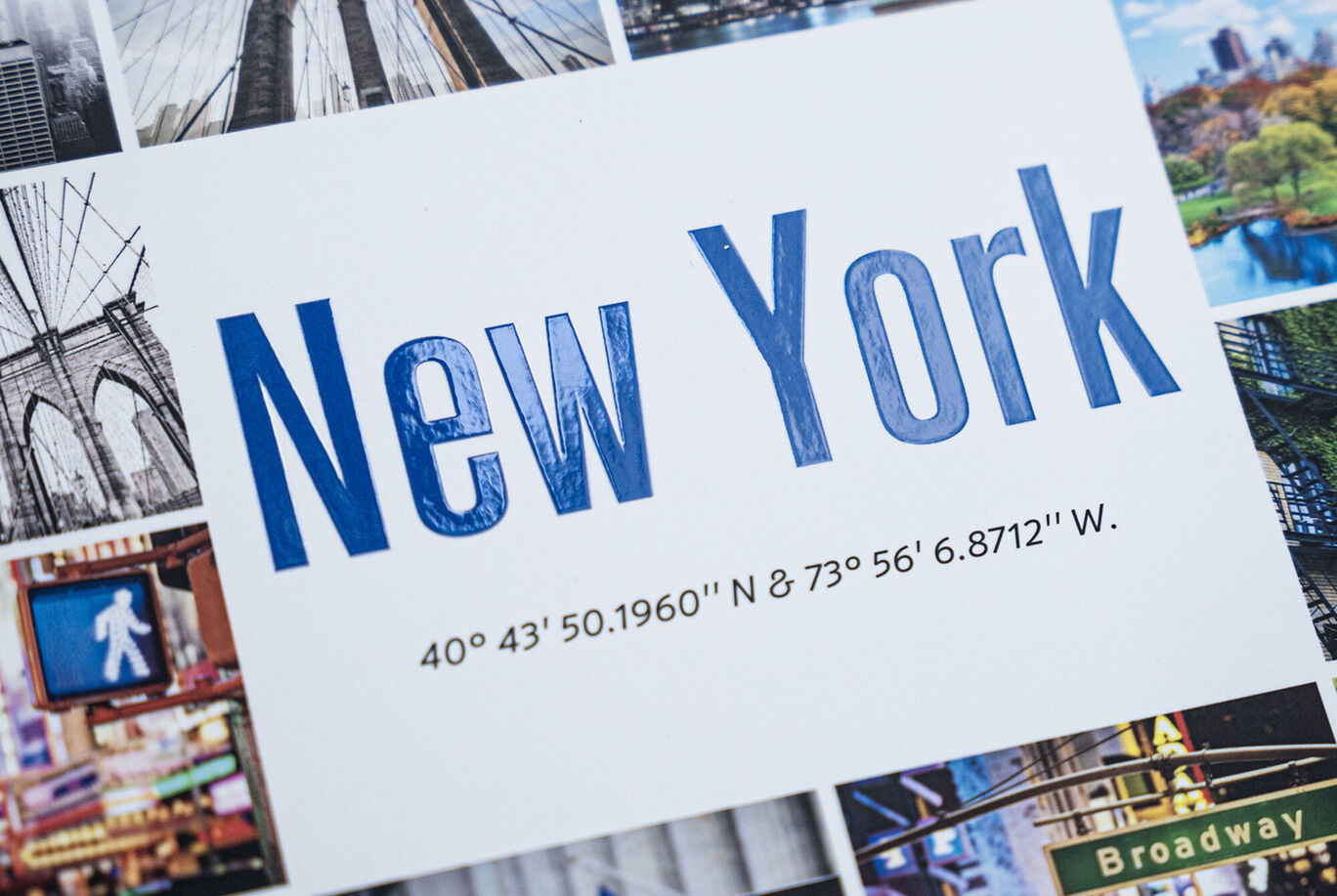 Collage créatif avec le texte 'New York' en bleu, entouré d'images des lieux emblématiques de New York