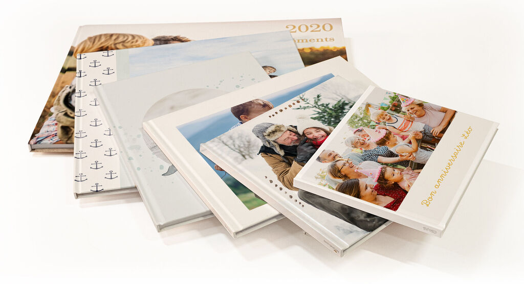 Différents CEWE albums photo dans plusieurs designs et couleurs.