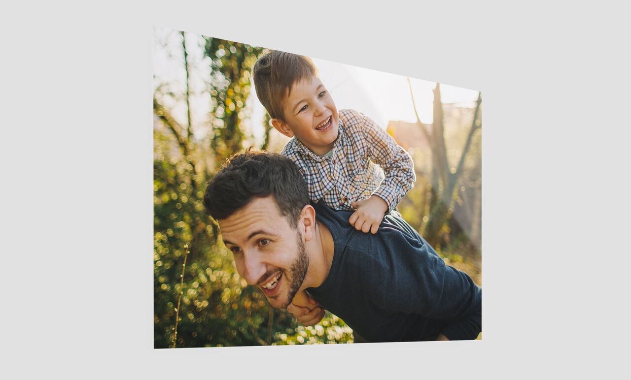 Un adulte offre à un enfant sur ses épaules une pause joyeuse à l'extérieur.