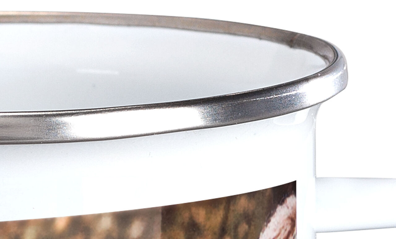 Une belle tasse blanche avec une bordure argentée, décorée avec un motif photo chaleureux.
