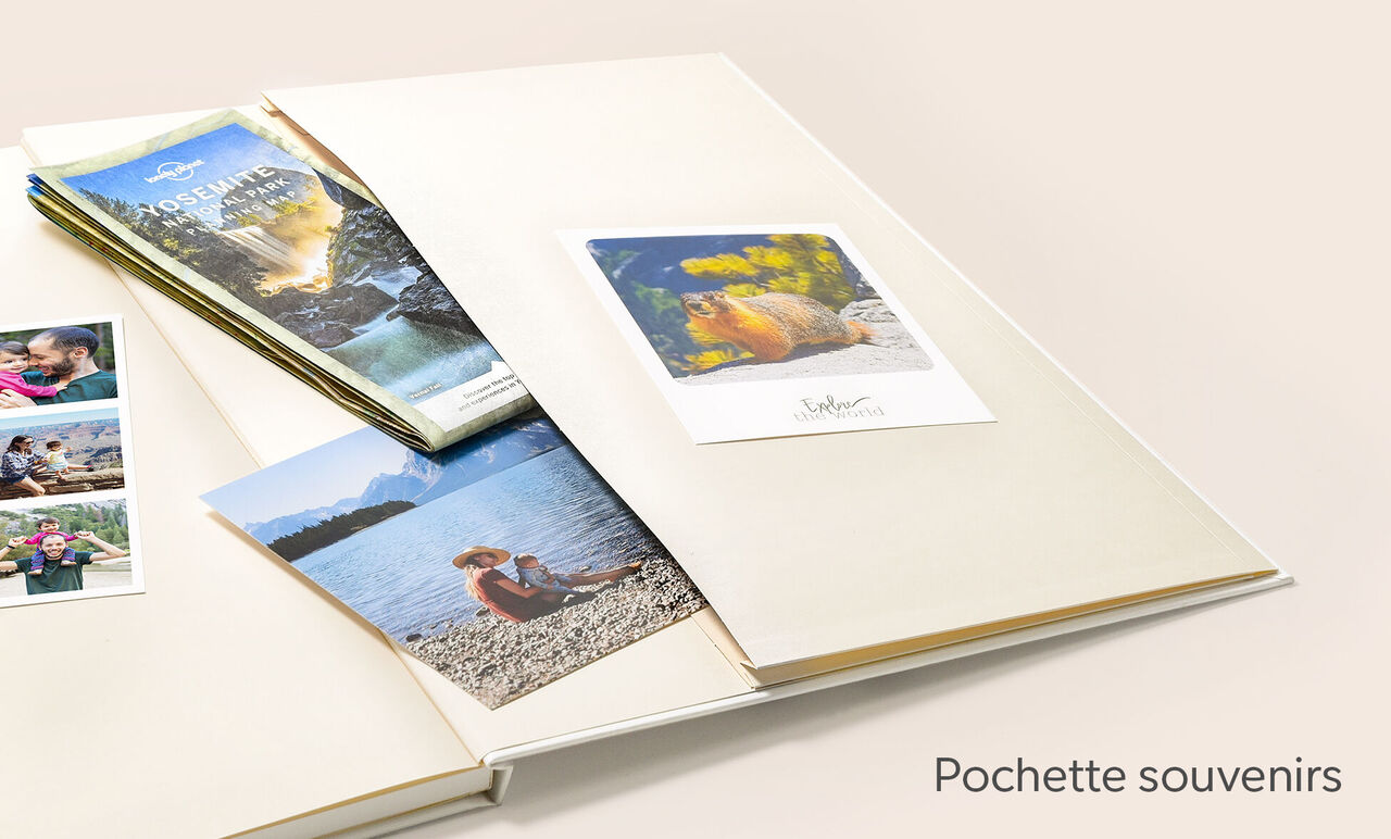 Pochette souvenirs à l'intérieur du livre photo XXL avec des photos de voyage