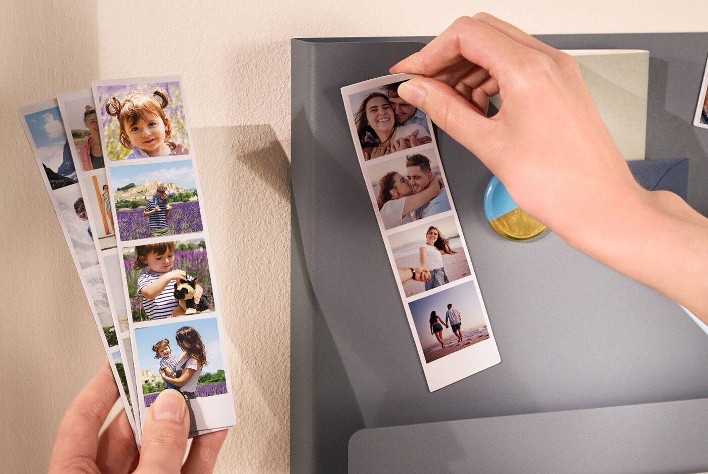 Des mains accrochent des photos à un tableau magnétique, y compris des moments de vacances et en famille.
