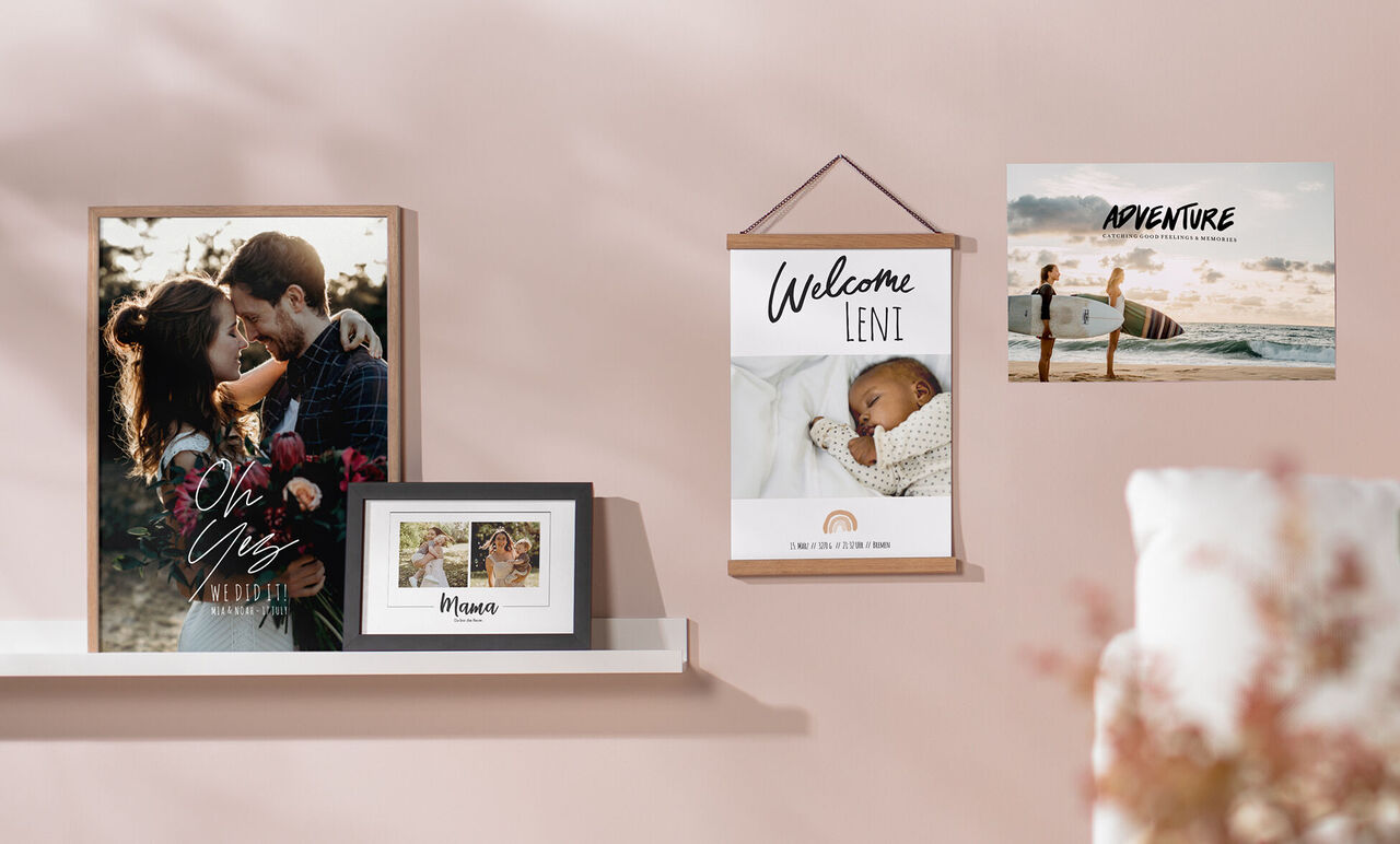 Décor mural atmosphérique avec des produits CEWE, y compris un cadre avec un couple.