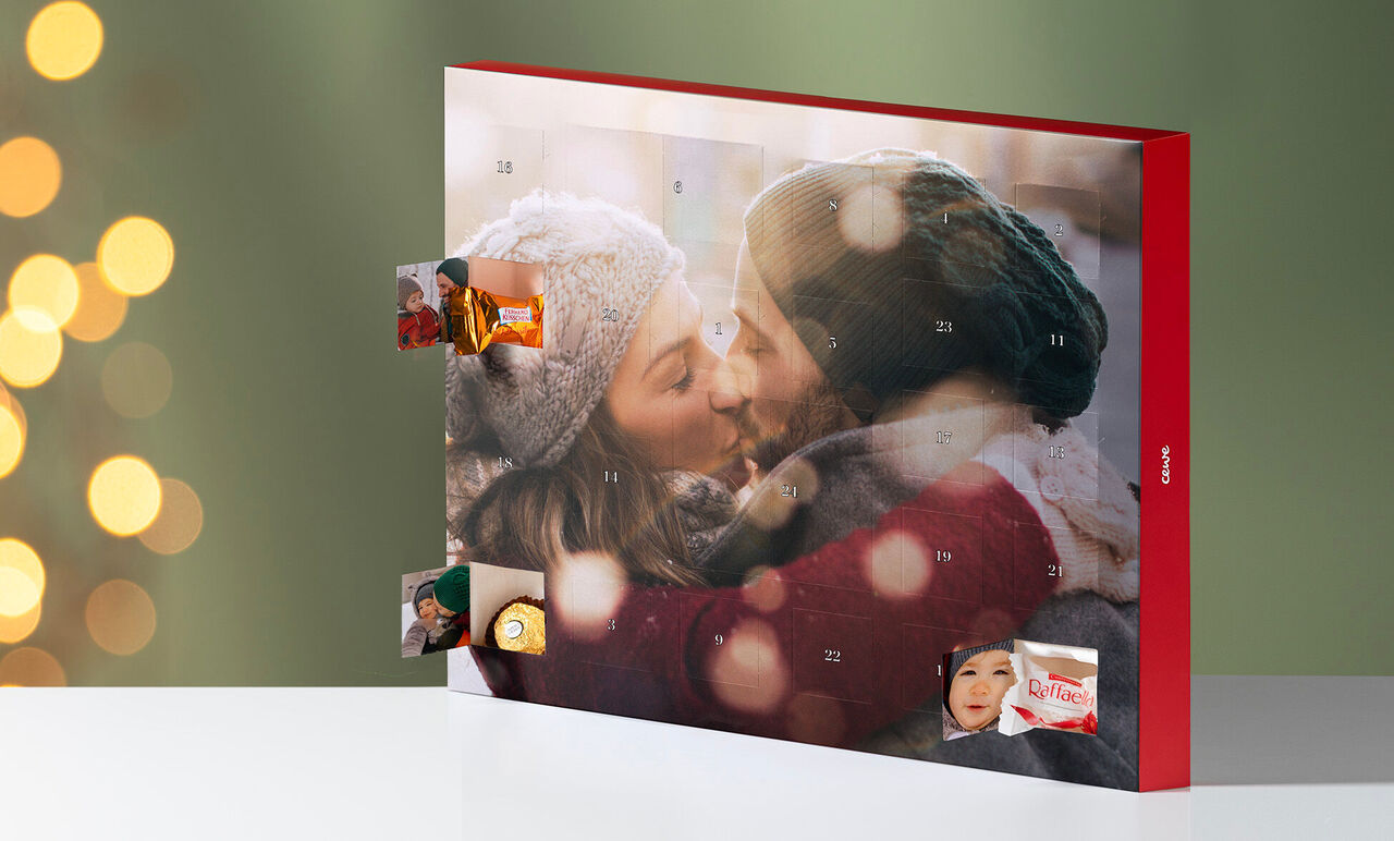 Calendrier de l'Avent avec des motifs chaleureux et des portes à ouvrir.