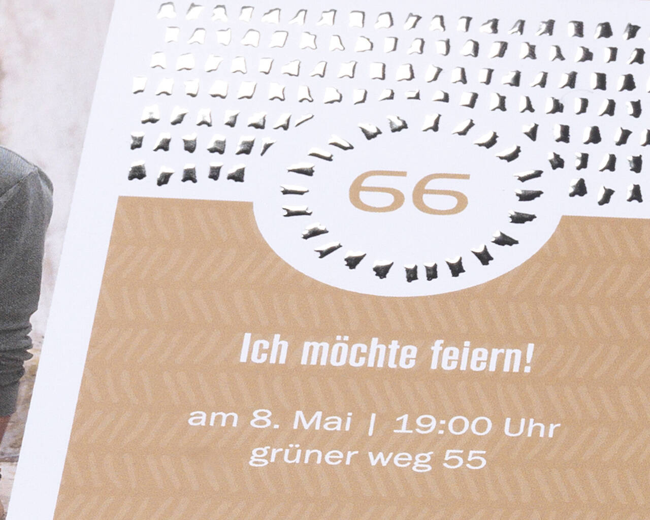 Carte d'invitation avec le numéro 66 et "Je veux célébrer!"