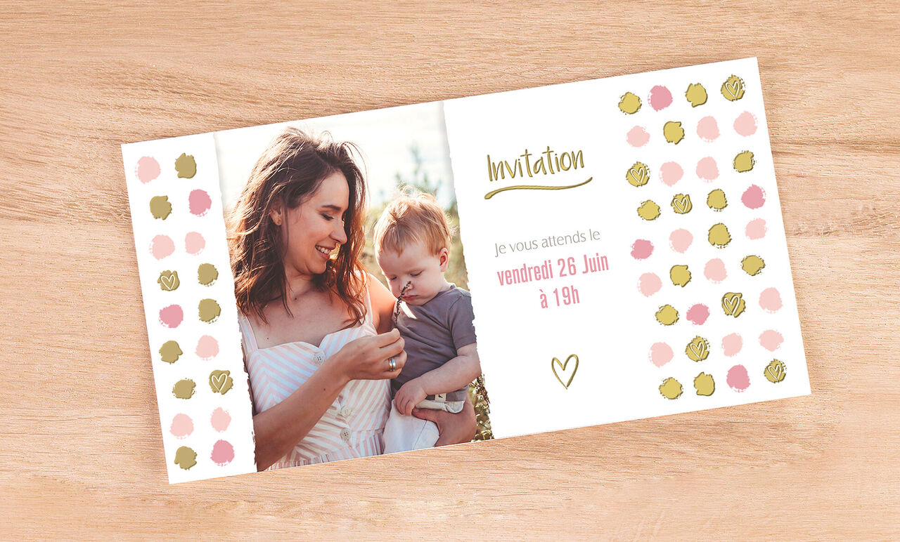 Une carte d'invitation conçue avec des points colorés. Parfaite pour des occasions spéciales.