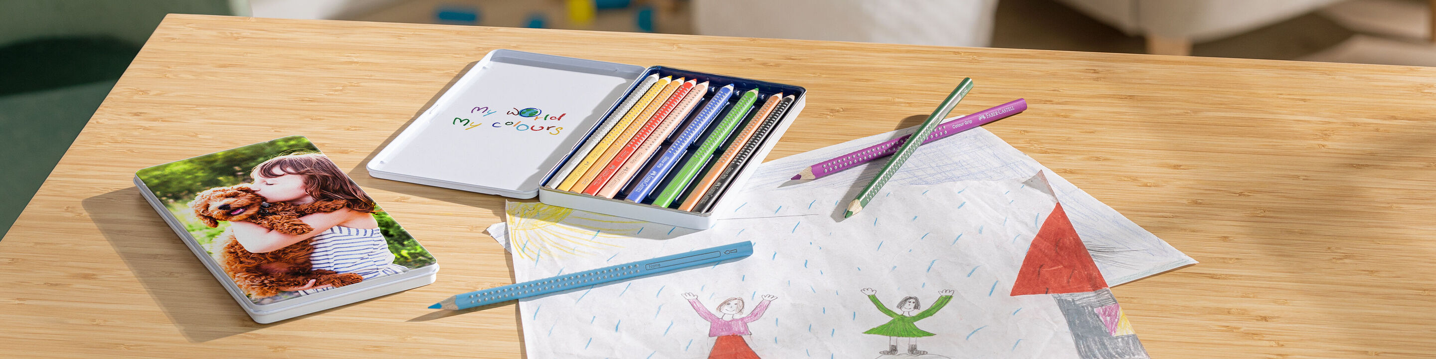Une station de bricolage créative avec des crayons, un album photo et des dessins d'enfants