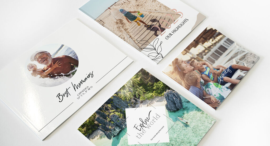 Différents livres photo avec des images de moments heureux à la plage.