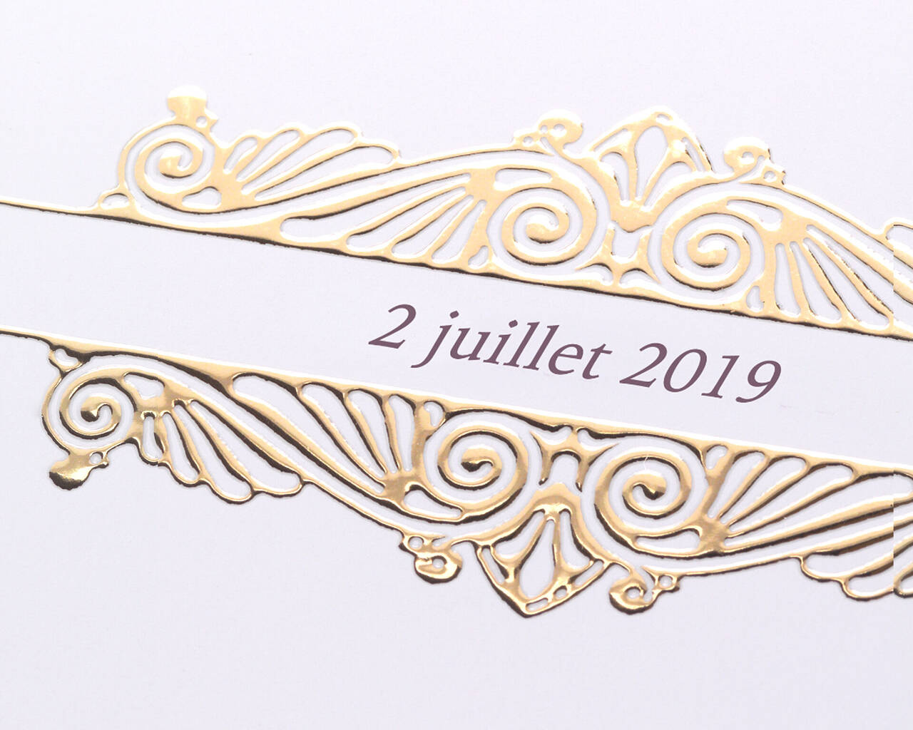 Élément décoratif doré élégant avec la date "2 juillet 2019" au centre.