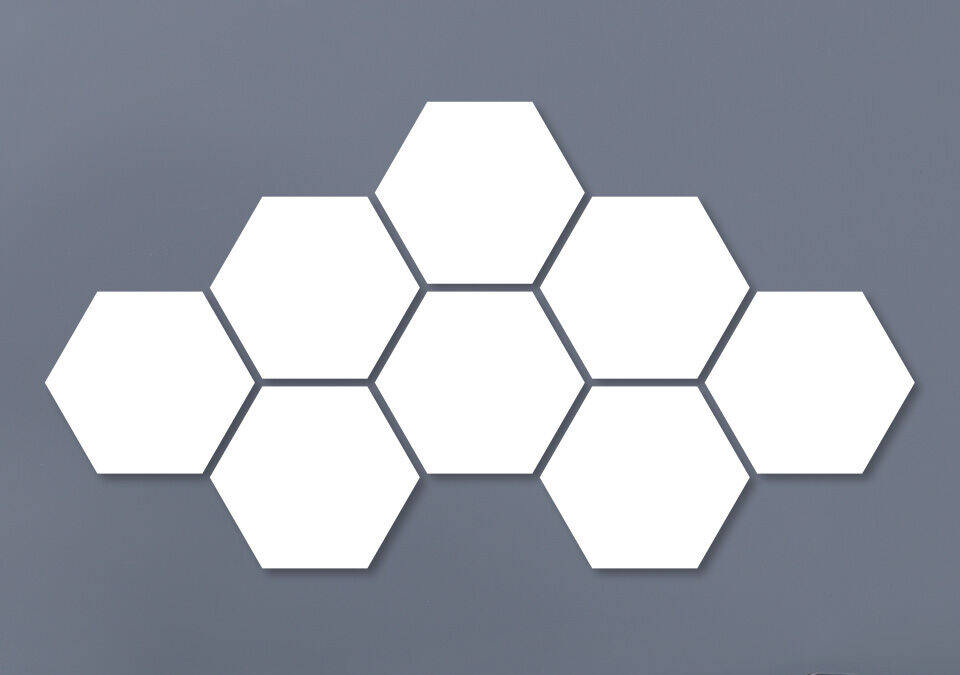 Décoration murale hexagonale blanche sur fond gris