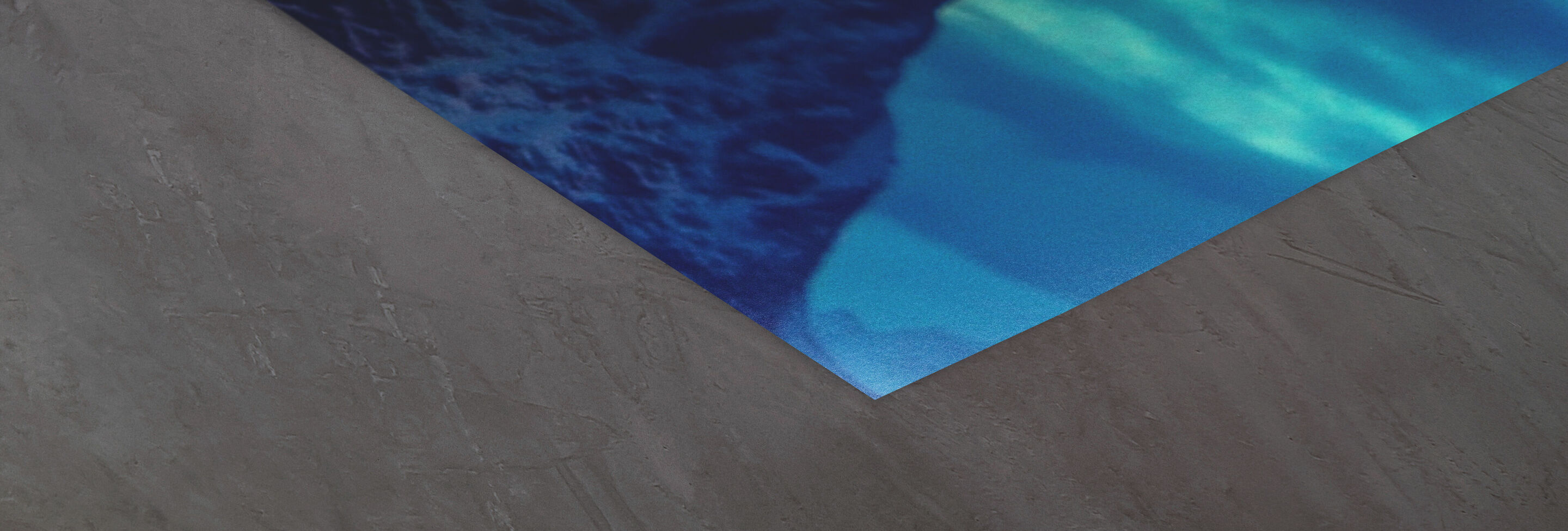 Premier plan avec un mur gris et une image bleue éclatante