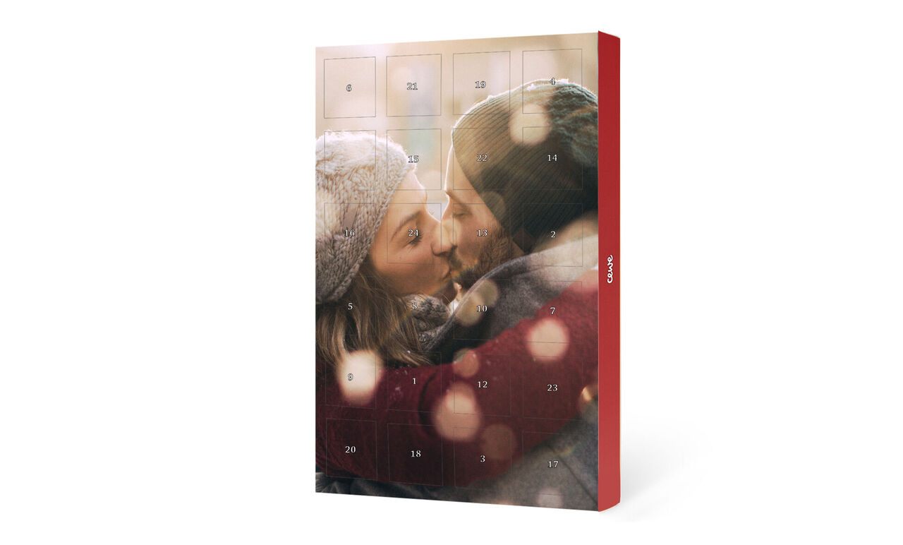 Calendrier de l'Avent au design orné, avec des paillettes et des couleurs chaudes.