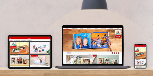 Trois appareils numériques affichent le site CEWE Fotobuch avec des images joyeuses.