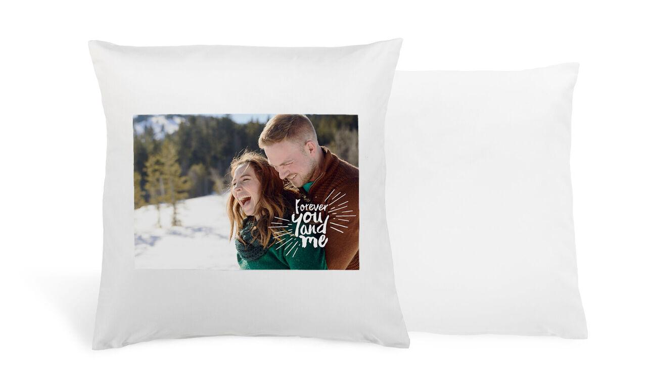 Un couple amoureux dans la neige avec une création textuelle créative.