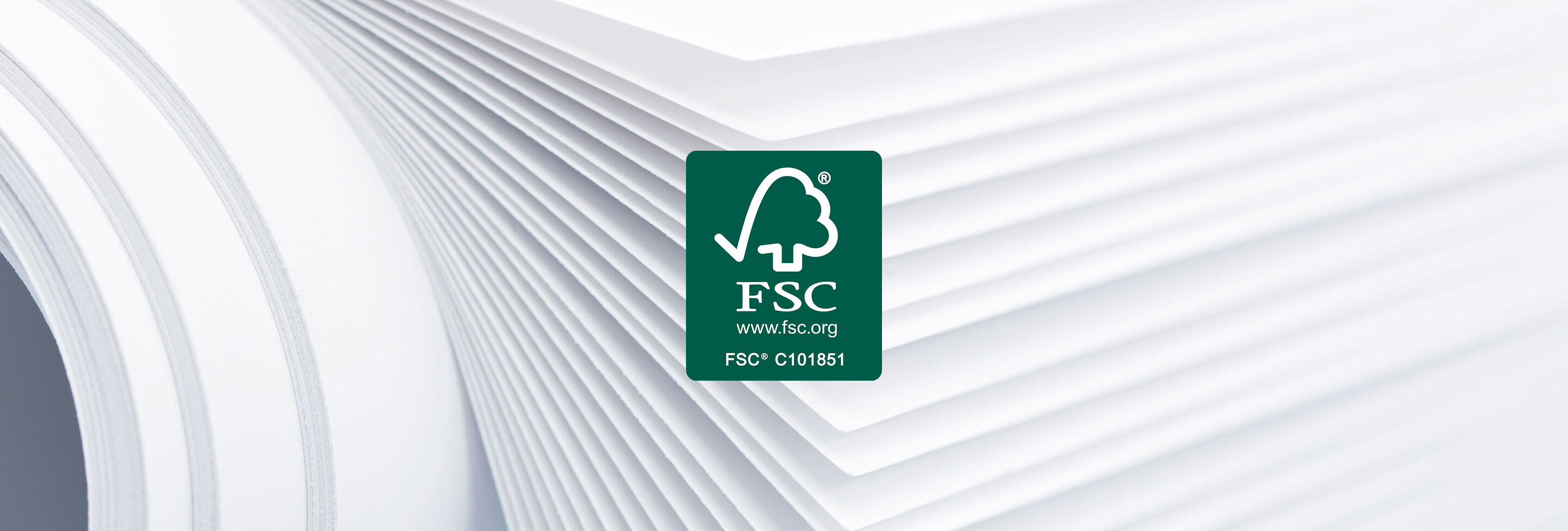 Gros plan de feuilles de papier avec le logo FSC, pour la sylviculture durable