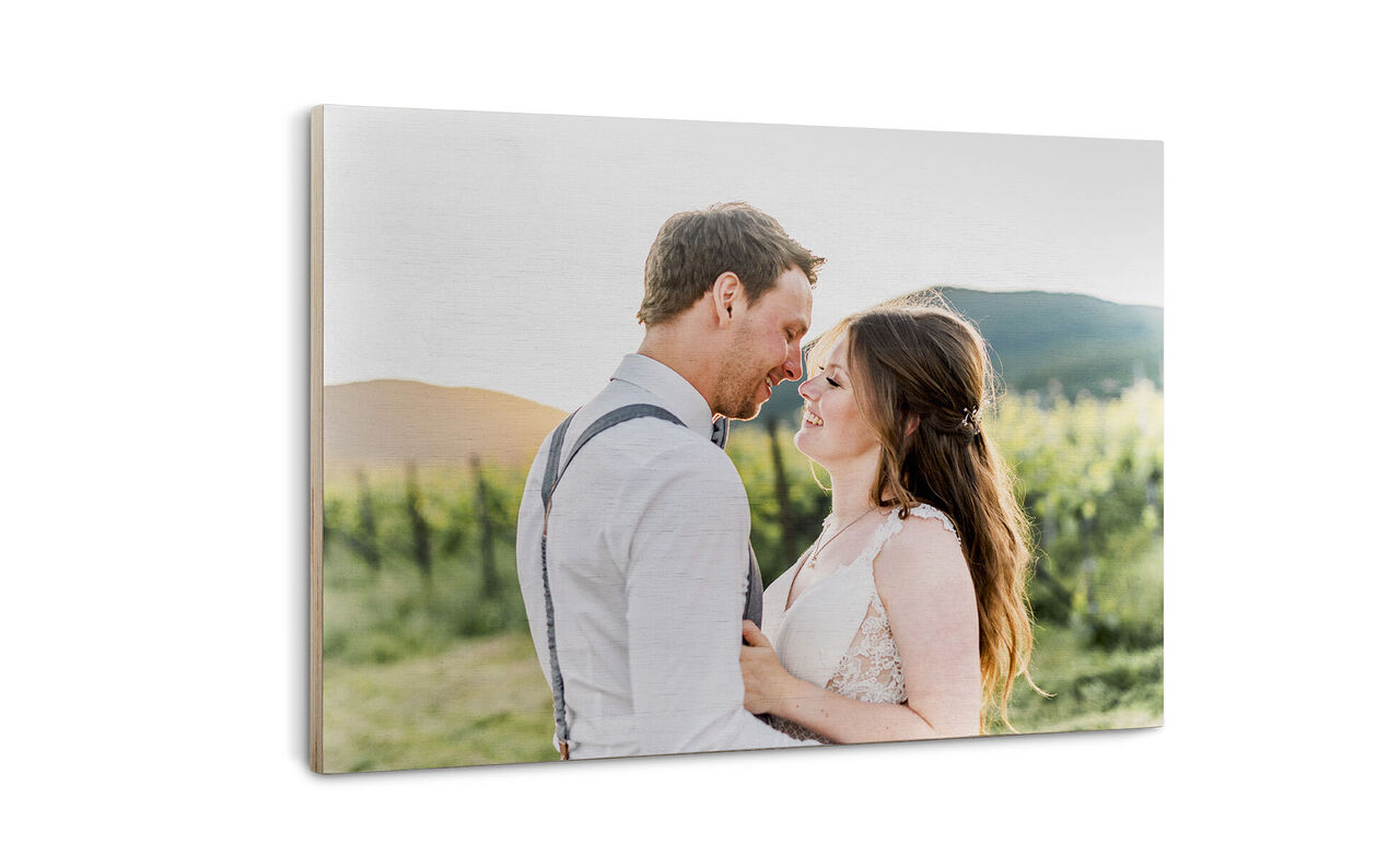 Un couple heureux savoure des moments romantiques dans la nature.